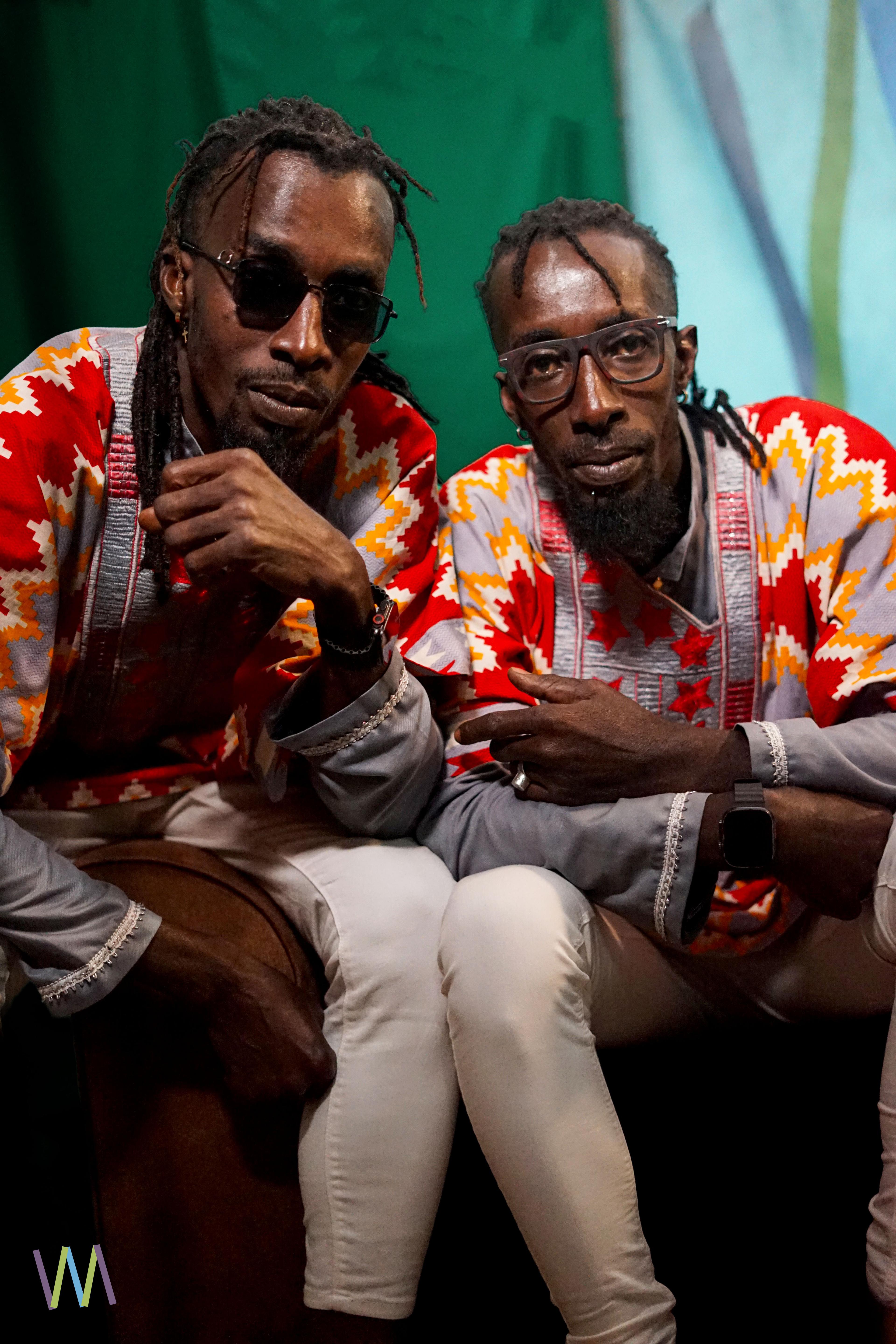Deux artistes africains dans des tenues vibrantes